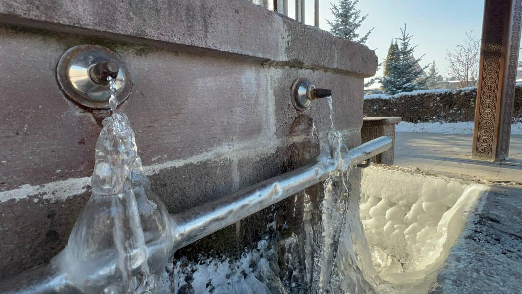 Burası Sibirya değil Erzurum! Eksi 25’i gördü, şadırvanlar buzdan şelaleye döndü - Resim: 1